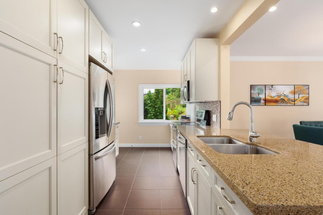 Lovely 3 Bedroom Port Moody Spacious Home 6 People Free Parking 외부 사진